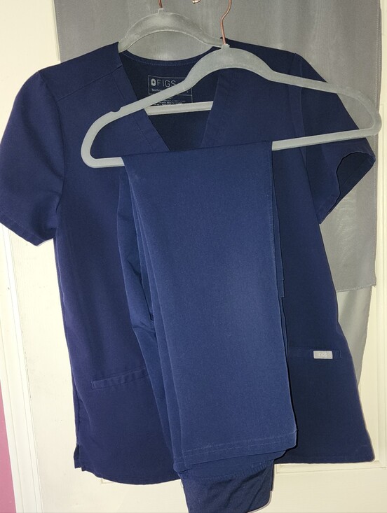 Figs Pants - EUC Small Figs Women's Short Sleeve Scrub Top and Pants - Navy.
